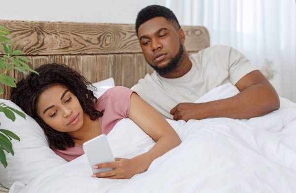 How to Tell if Your Girlfriend is Cheating Over Text