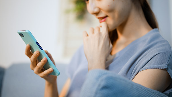 Frau benutzt ein Telefon