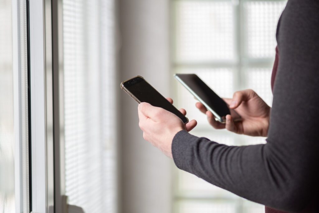 Jemandes Telefon spiegeln, ohne dass derjenige es merkt