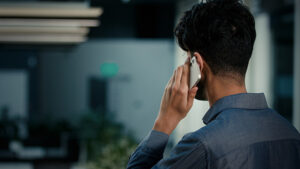 hombre hablando por teléfono