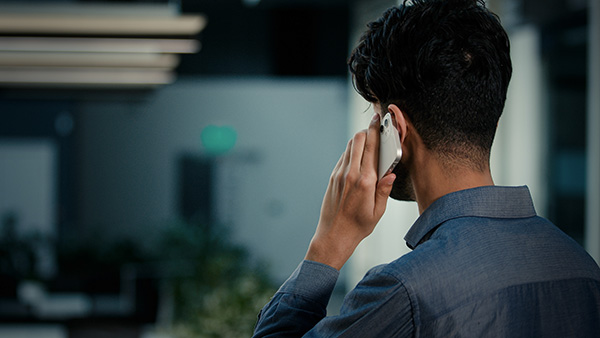 Mann spricht am Telefon