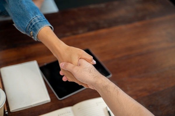 dvě třesoucí se ruce